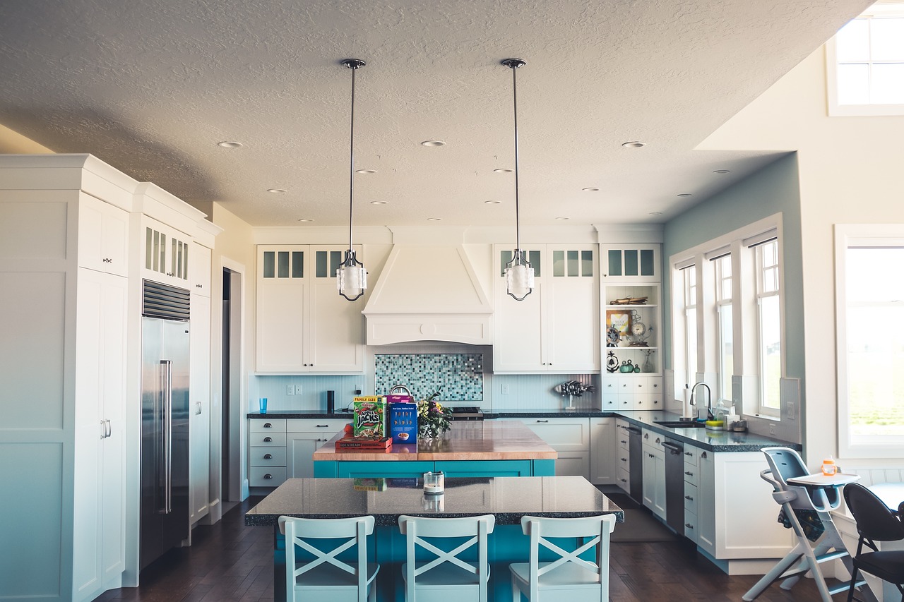 Comment choisir et installer une crédence de cuisine bleu pétrole pour un intérieur moderne ?